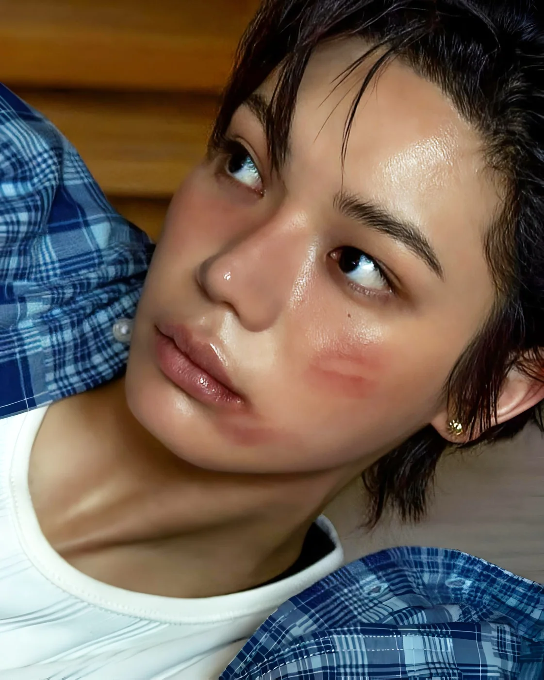 Akaa, represented by Ohyul, with kiss marks on his cheek